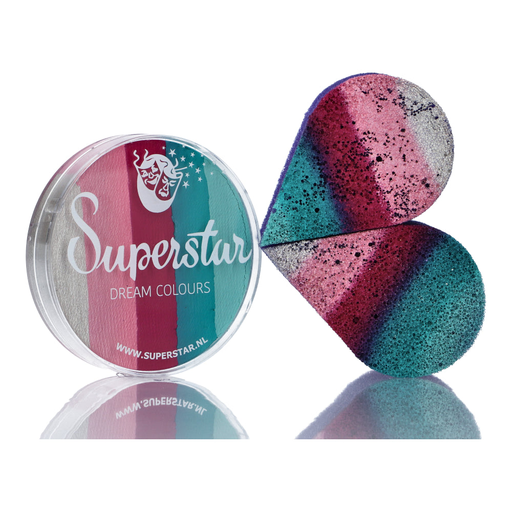 The Split Cake Dream Colour Superstar - Ice Cream (45gr) by Infinityfaces features a round palette with a stylized face logo. A heart-shaped sponge reveals pink, silver, and teal stripes. Inspired by Aqua Face- and Bodypaint, it complies with the European Cosmetics Directive for a safe, glamorous look.