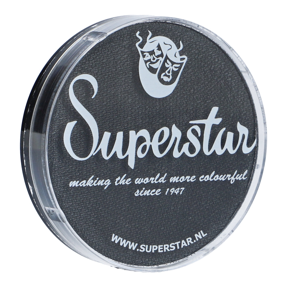 Infinity Faces Face Paint & Body Paint Aqua Superstar in Graphite (shimmer) comes in a round black container with a white Superstar logo and the tagline making the world more colourful since 1947. A stylized face design adorns this water-based makeup, ideal for Aqua Face- and Bodypaint fans. Visit www.superstar.nl for details.