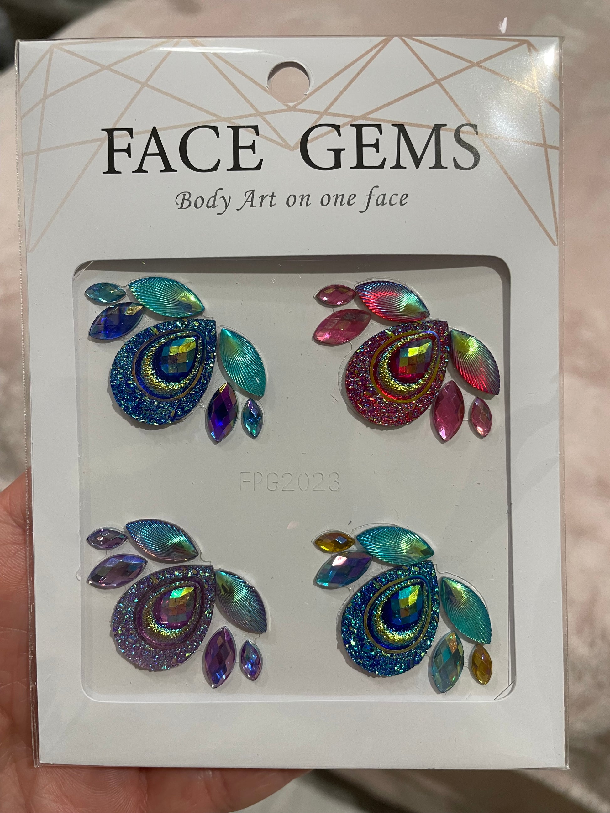 Infinityfaces Face- & Body Gems - Oval come in teardrop and leaf shapes with iridescent and glittery finishes. Use gem adhesive or eyelash glue for easy application. Packaging features FACE GEMS: Body Art on one face and supports multiple applications.